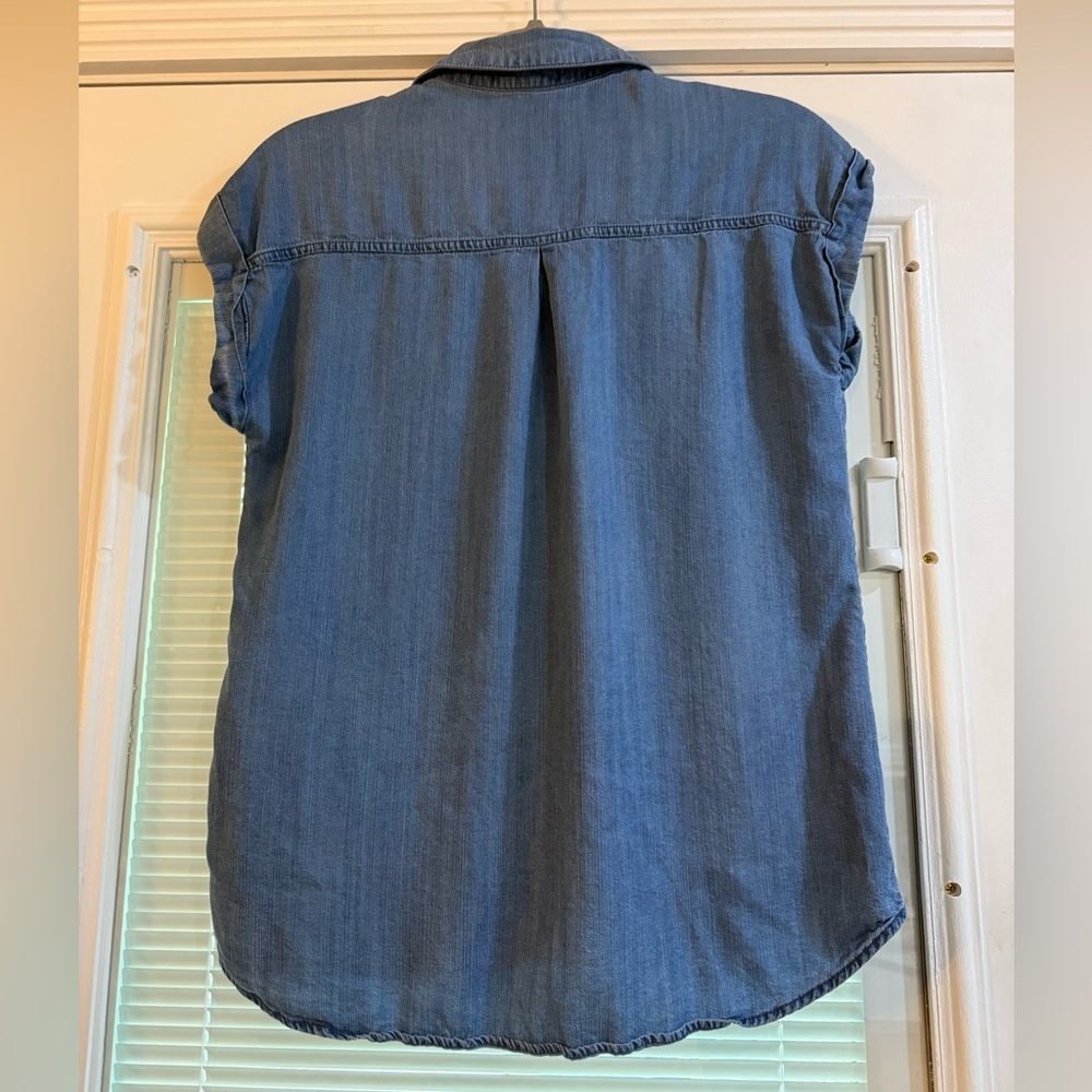 Be Cool Blue Denim Button-Up Sleeveless Shirt Size Small Becool - Picture 2 of 6